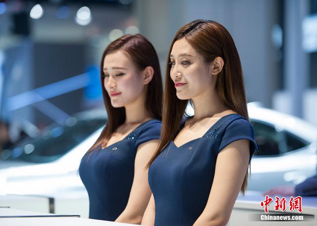 北京车展难觅车模 美女礼仪高颜值吸睛