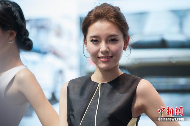 北京车展难觅车模 美女礼仪高颜值吸睛