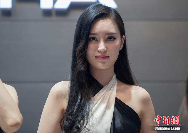 北京车展难觅车模 美女礼仪高颜值吸睛