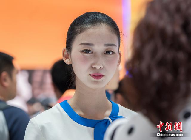北京车展难觅车模 美女礼仪高颜值吸睛
