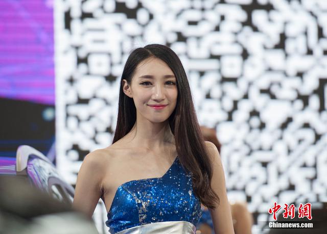 北京车展难觅车模 美女礼仪高颜值吸睛