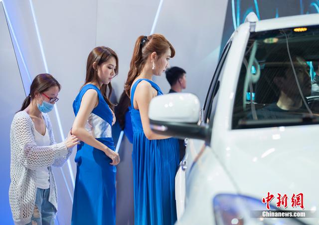 北京车展难觅车模 美女礼仪高颜值吸睛