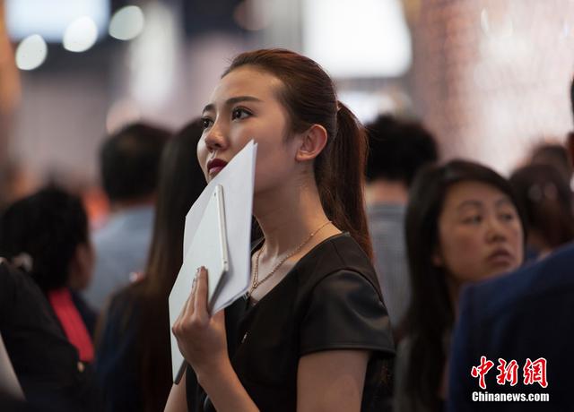 北京车展难觅车模 美女礼仪高颜值吸睛