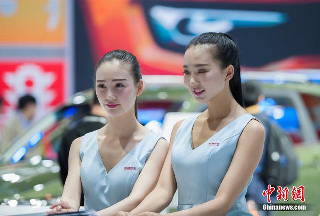 北京车展难觅车模 美女礼仪高颜值吸睛