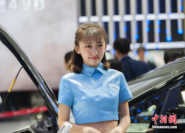 北京车展难觅车模 美女礼仪高颜值吸睛
