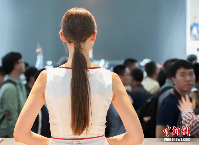 北京车展难觅车模 美女礼仪高颜值吸睛