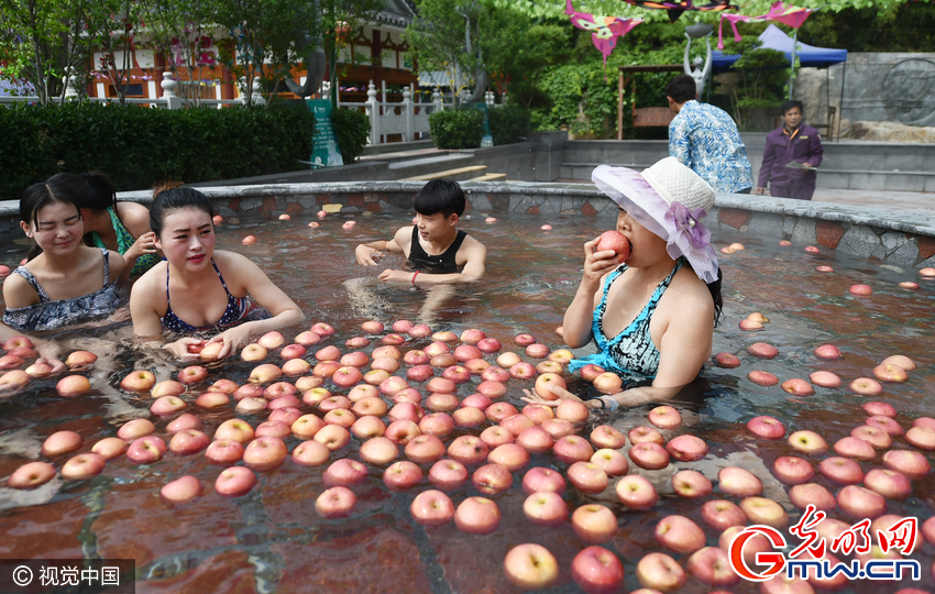 洛阳一景区办“温泉水果浴” 苹果黄瓜连泡带吃敷面膜