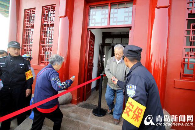 高清：回澜阁开放首日人气旺 游客排长队参观