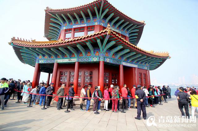 高清：回澜阁开放首日人气旺 游客排长队参观