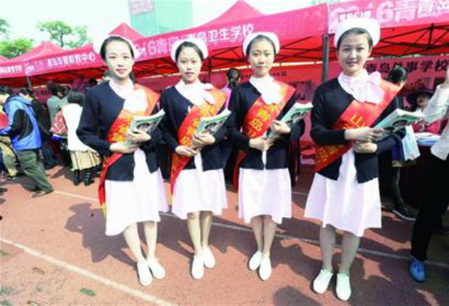 青岛三万名考生家长挤爆中考招生咨询会