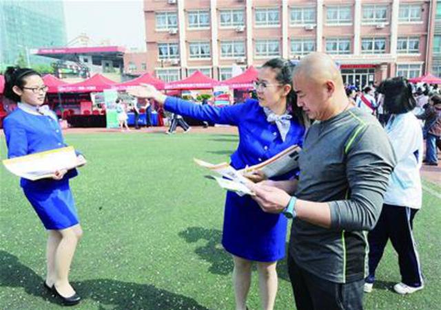 青岛三万名考生家长挤爆中考招生咨询会