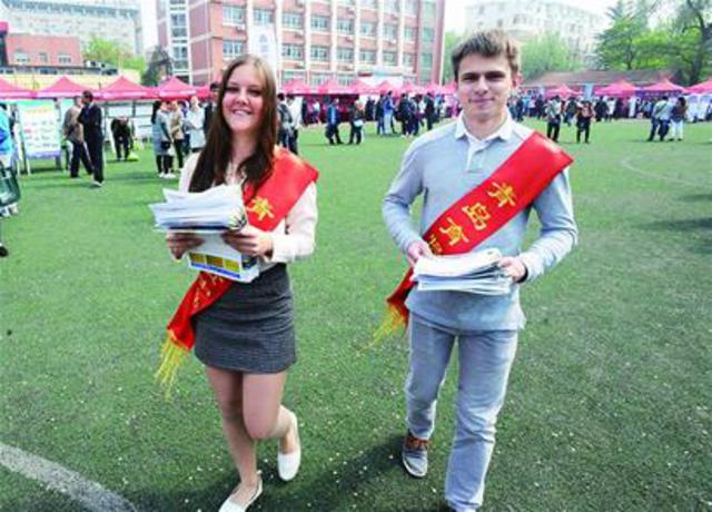 青岛三万名考生家长挤爆中考招生咨询会