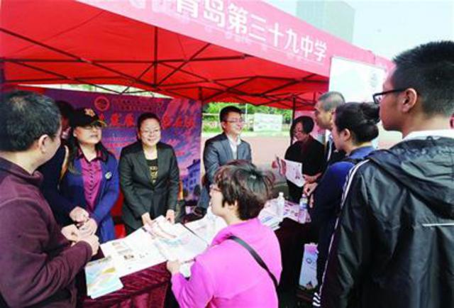 青岛三万名考生家长挤爆中考招生咨询会