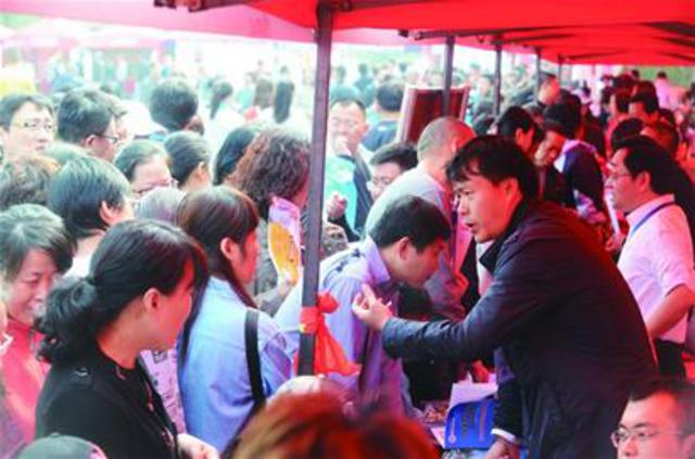 青岛三万名考生家长挤爆中考招生咨询会