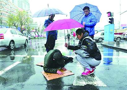 青岛“最美路人”当选“文明市民” 青岛“最美路人”当选“文明市民”