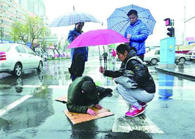 青岛“最美路人”当选“文明市民”