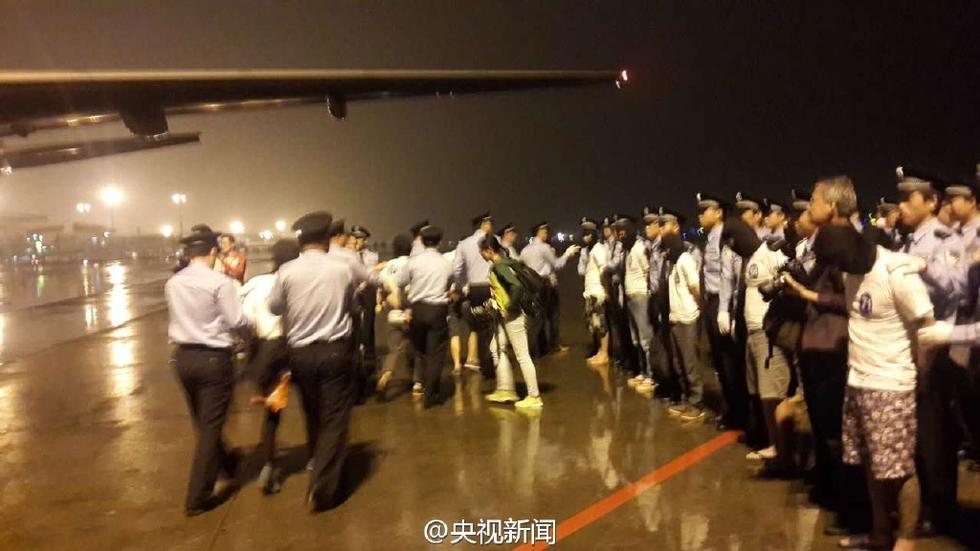 97名电信诈骗嫌疑人被押解回国 包括32名台湾人