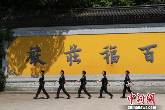 图为西湖景区行政执法局G20女子巡逻队。　方堃 摄