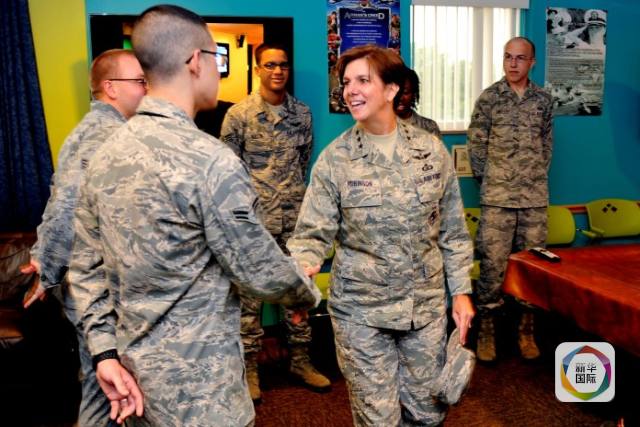 美军战区司令部首迎女帅 奥巴马为何选择她？