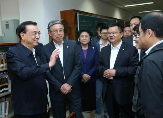 李克强15日下午在北京大学数学科学学院考察时说，数学是自然科学的皇冠，是其他科学研究的主要工具。总理强调，基础数学研究在我国是薄弱环节，对许多领域形成瓶颈制约，需要一批人静下心来把“冷板凳”坐热。北大一定要把基础数学研究摆在更加重要的位置。