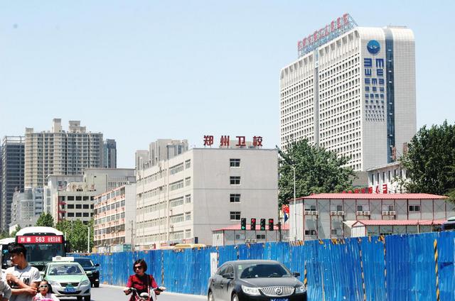 郑州一医院侧面现巨型视力表 市民远眺比眼力