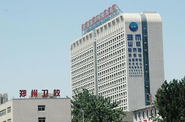 郑州一医院侧面现巨型视力表 市民远眺比眼力