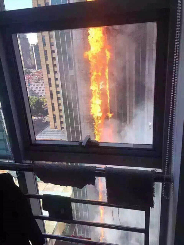 南京一大厦失火烧至楼顶 几乎整栋楼燃烧(图)