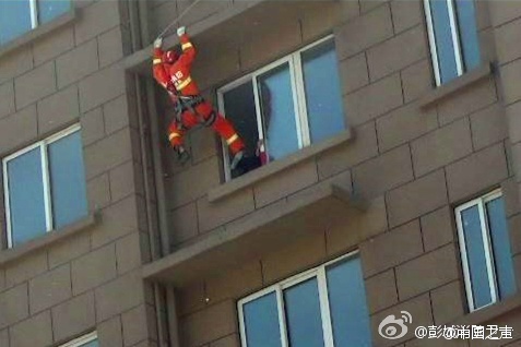 女子6层窗台欲轻生 消防员速降飞脚将其“踹”进屋