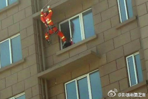 女子6层窗台欲轻生 消防员速降飞脚将其“踹”进屋