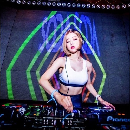 韩国“最美DJ”：身材超火辣 也爱打游戏