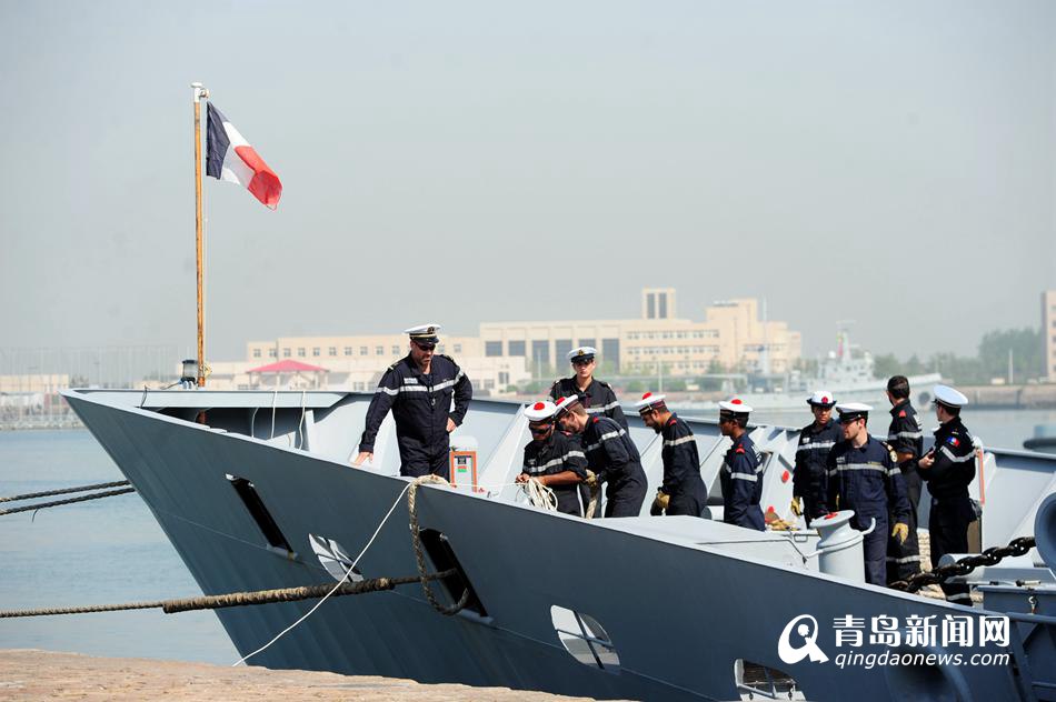 高清：法国葡月号护卫舰访青岛 将进行联合演练