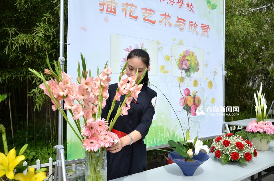 职教招生会场面火爆 俊男美女忙秀技能