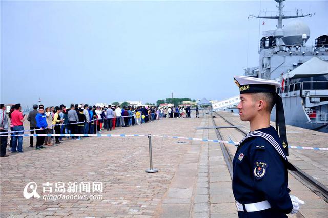 法国葡月号护卫舰开放 参观市民排长龙 法国葡月号护卫舰开放 参观市民排长龙