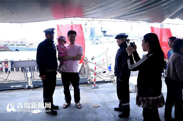 法国葡月号护卫舰开放 参观市民排长龙 法国葡月号护卫舰开放 参观市民排长龙