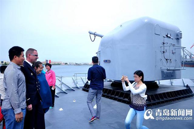 法国葡月号护卫舰开放 参观市民排长龙 法国葡月号护卫舰开放 参观市民排长龙