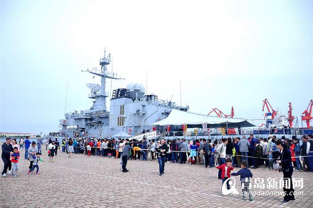 法国葡月号护卫舰开放 参观市民排长龙 法国葡月号护卫舰开放 参观市民排长龙