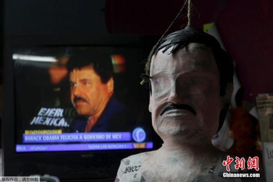 当地时间2016年1月13日，墨西哥塔毛利帕斯州雷诺萨，工匠制作墨西哥大毒枭古斯曼的雕塑。