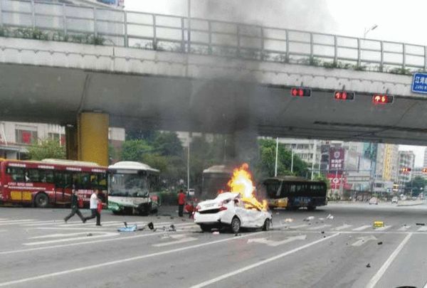 女司机误把油门当刹车 猛撞2辆公交后身亡