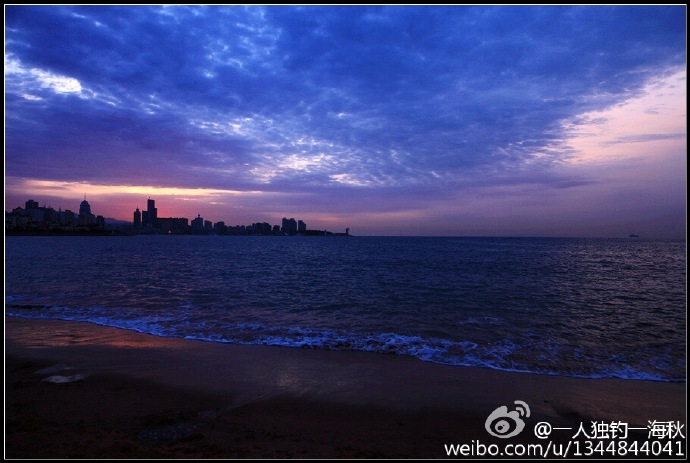 高清：青岛海边惊现绝美日出 如画美景引人驻足