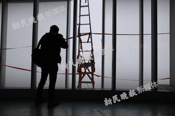 中国“第一高楼”玻璃76楼坠落 车主受伤