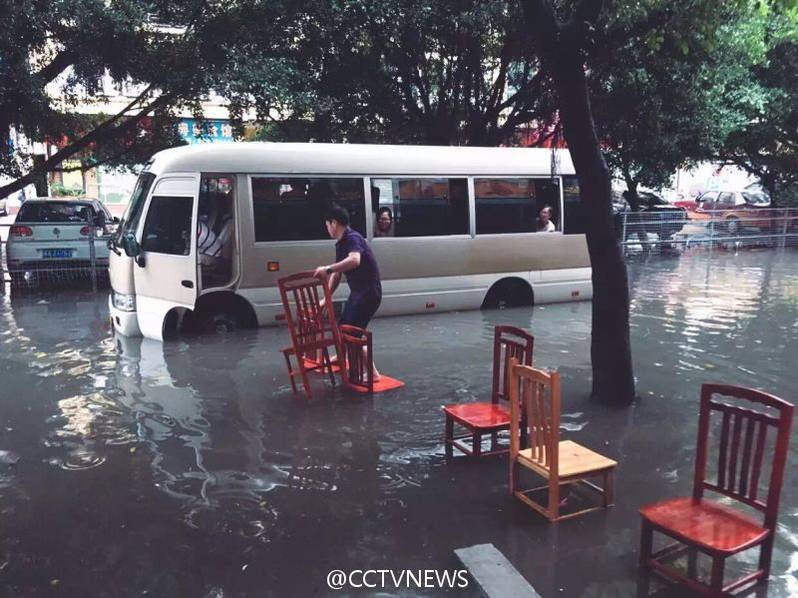  广州暴雨全城告急 地铁现瀑布公交车内流成河