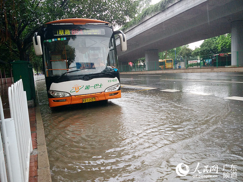  广州暴雨全城告急 地铁现瀑布公交车内流成河