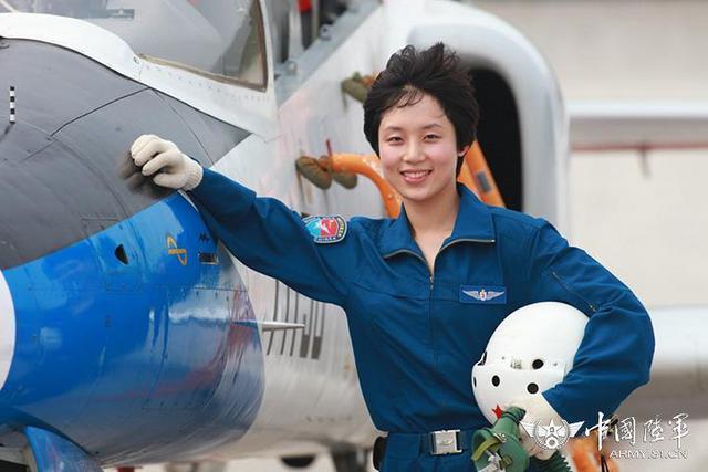 颜值高本领强：武直10首批女飞行员亮相