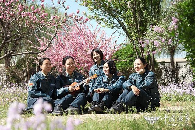 颜值高本领强：武直10首批女飞行员亮相