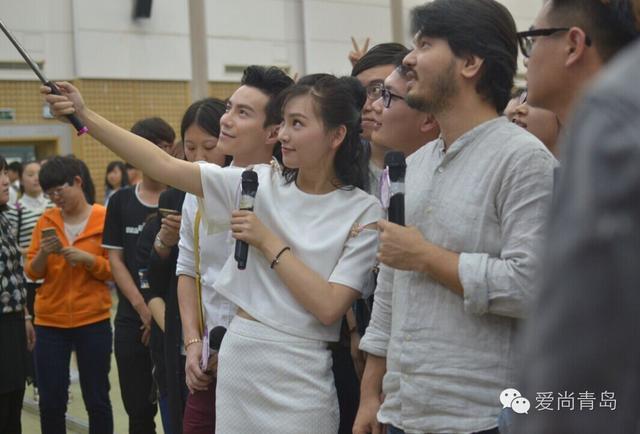 组图:《泡沫之夏》青岛路演 武大校花黄灿灿被表白