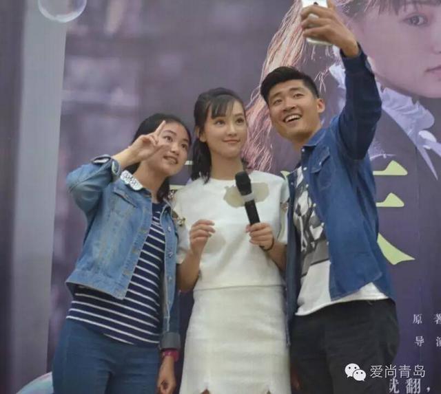 组图:《泡沫之夏》青岛路演 武大校花黄灿灿被表白