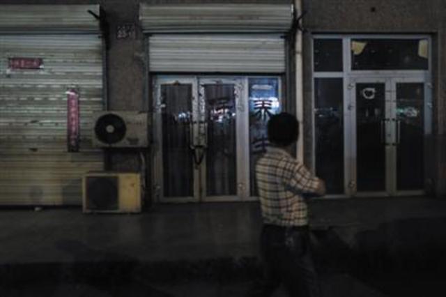 10日，霍营龙锦苑小区附近，雷洋案涉事的足疗店已经关门，大门内外都被上锁。新京报记者 彭子洋 摄