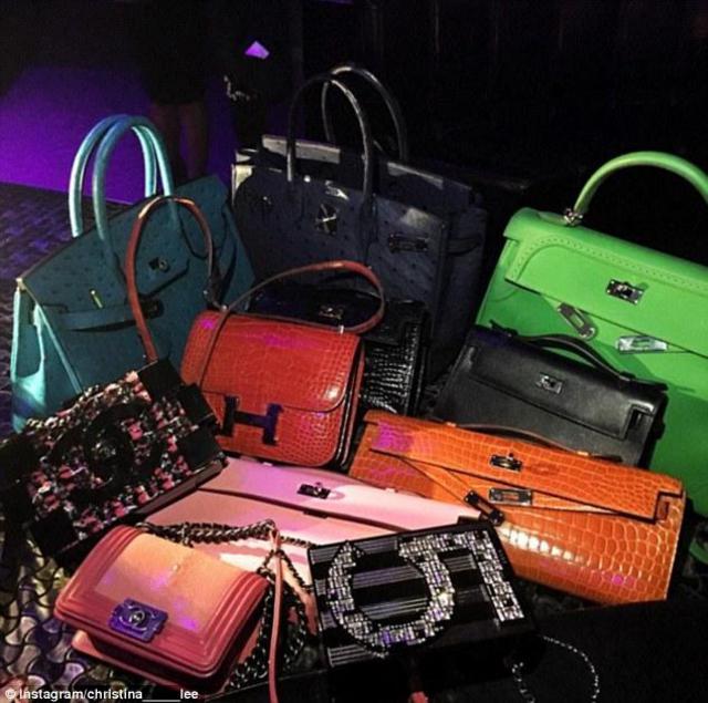 中国女孩豪掷千金炫富 17只爱马仕包排成排 中国女孩豪掷千金炫富 17只爱马仕包排成排