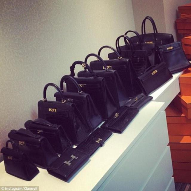 中国女孩豪掷千金炫富 17只爱马仕包排成排 中国女孩豪掷千金炫富 17只爱马仕包排成排