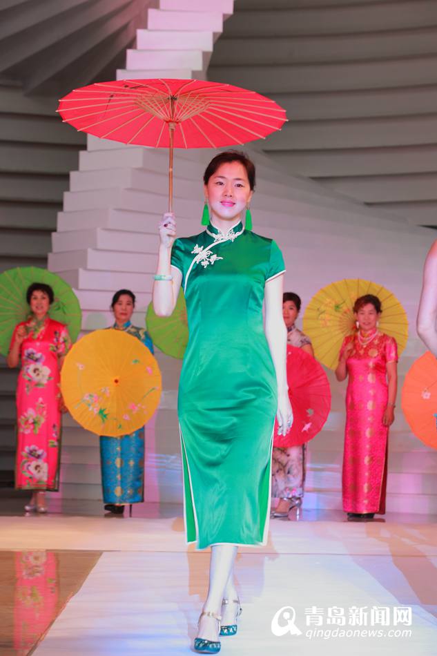 高清:西海岸上演旗袍秀 油纸伞美女演绎民国风